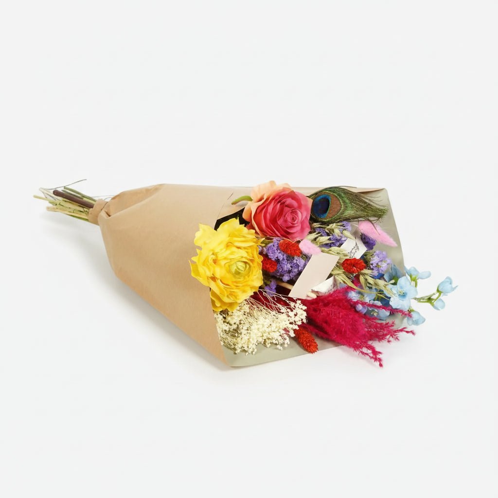 Ramo mixt sec i de seda en paper kraft sobre un fons blanc