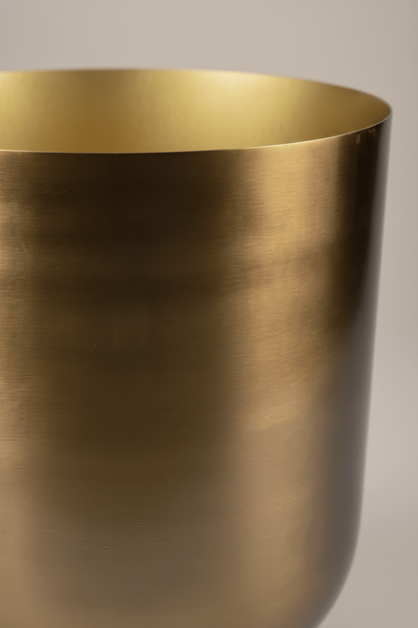 detailní záběr na květináč Mayk gold