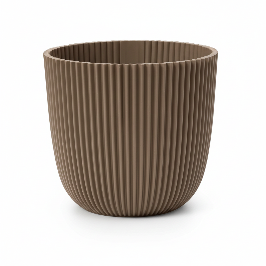 Maceta Capi Nature Groove taupe sobre un fondo de plantas