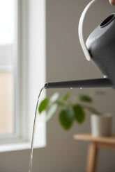 Gros plan sur le bec du Arrosoir 1.7L Elho — Gris