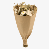 Ramo campestre assecat en paper kraft sobre fons blanc