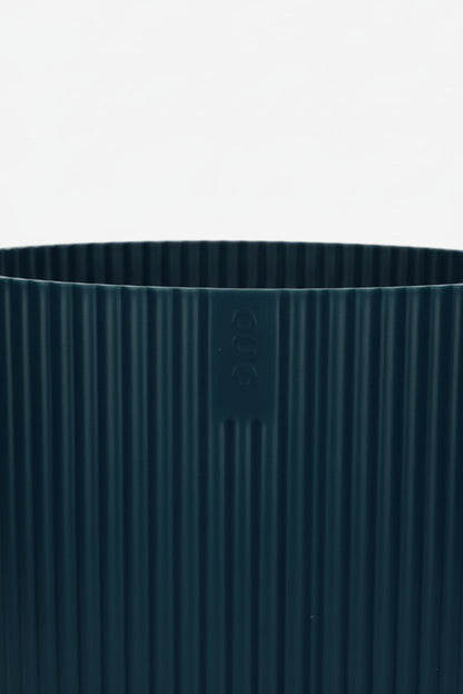 Gros plan sur les nervures du Cache-pot Elho Vibes Fold bleu