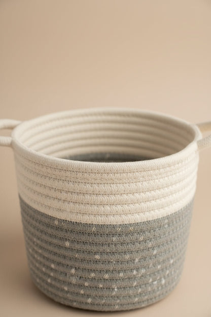 Panier Borneo Gris D14 cm posé avec un fond beige