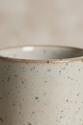 primer plano de la maceta Lago redonda crema